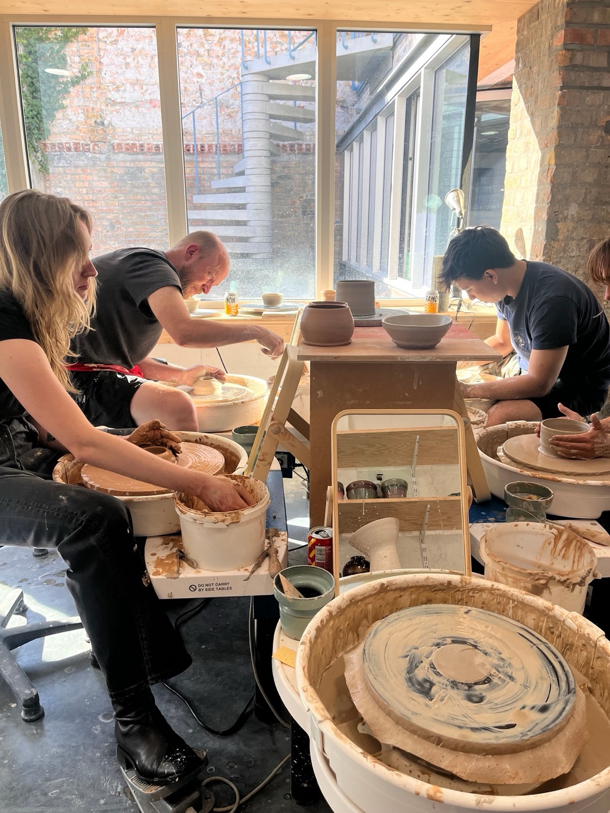 Een les aan de draaischijven in het nieuwe atelier