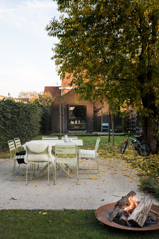 De tuin met een lange tafel