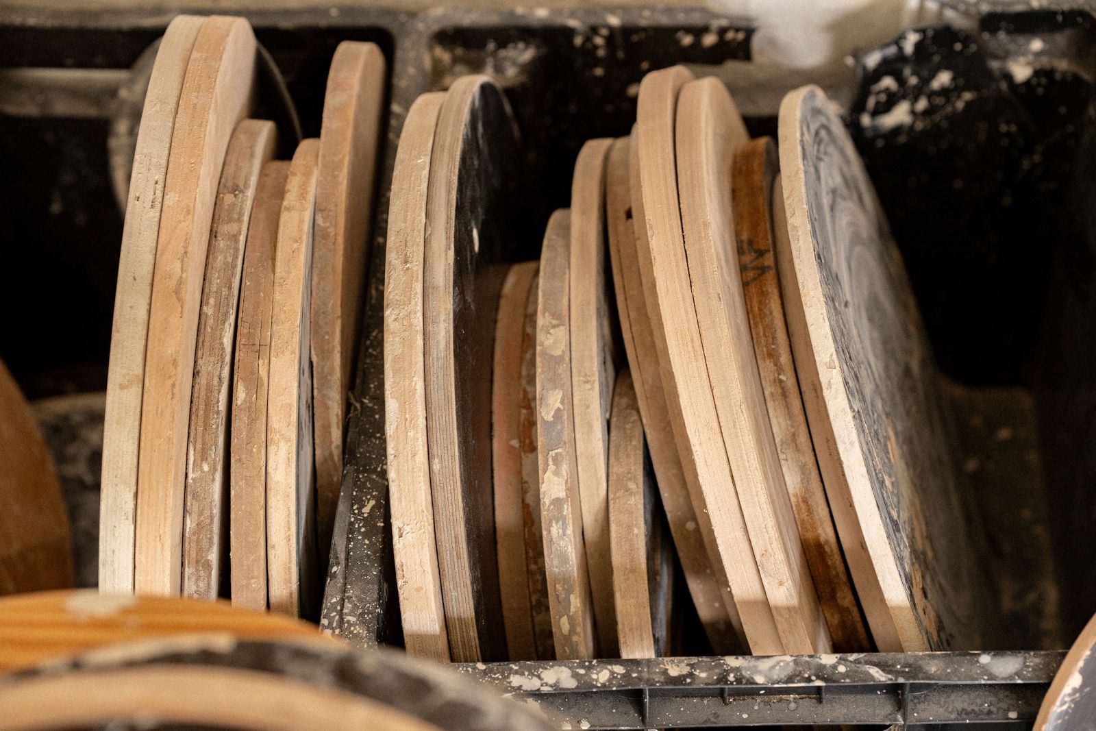 Houten draaiplaten, klaar voor de volgende les