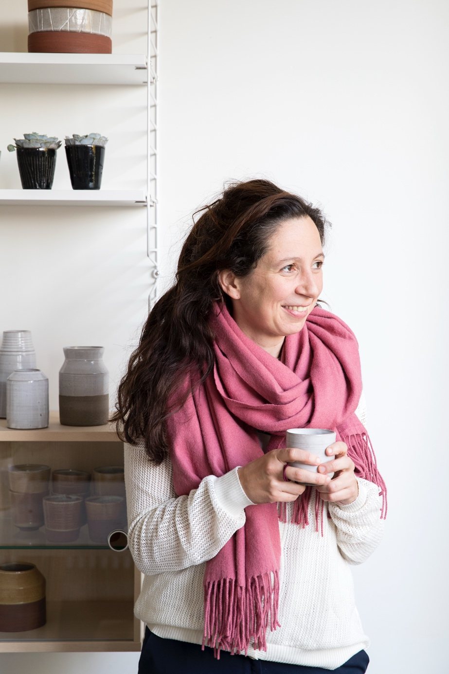 Eva met een kopje in haar atelier